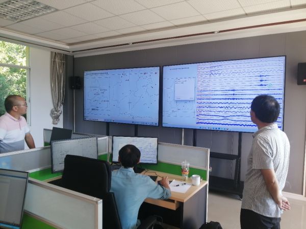 腾冲中心站为德宏州局搭建监测台站仪器运行...